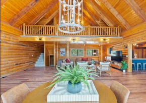 Large Elegant Reunion Cabin by Lake and Ski Resort